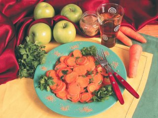 Морковь с яблочным соком и зеленью