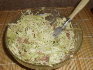 Салат с зеленой редькой и говядиной