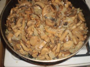Салат мясной с грибами