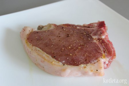 Стейк из свинины на косточке с овощами-гриль