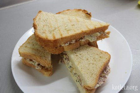 Бутерброд с консервированным тунцом
